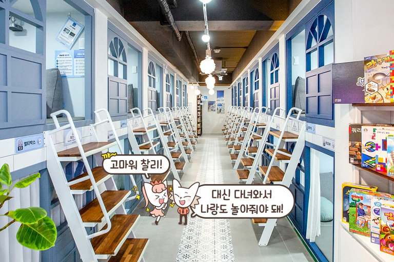산토리니를 연상하게 만드는 내부 인테리어