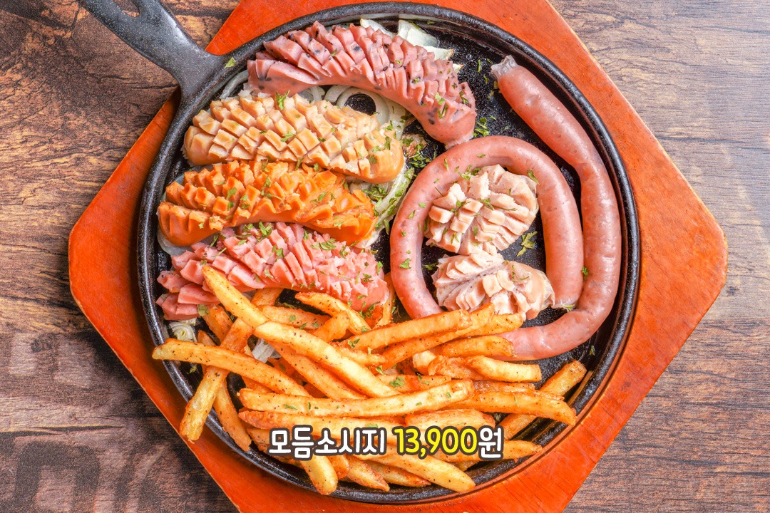 통통한 소시지와 감자튀김이 가득! 모듬소시지