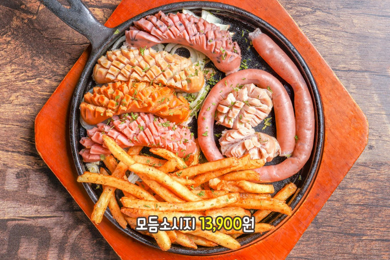 통통한 소시지와 감자튀김이 가득! 모듬소시지