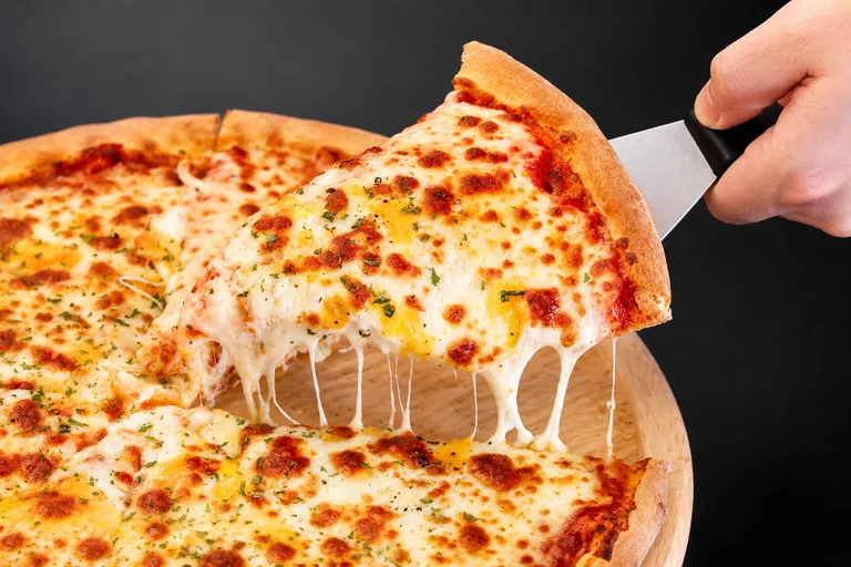 매콤한 치킨과 고소한 치즈를 반반🌶️