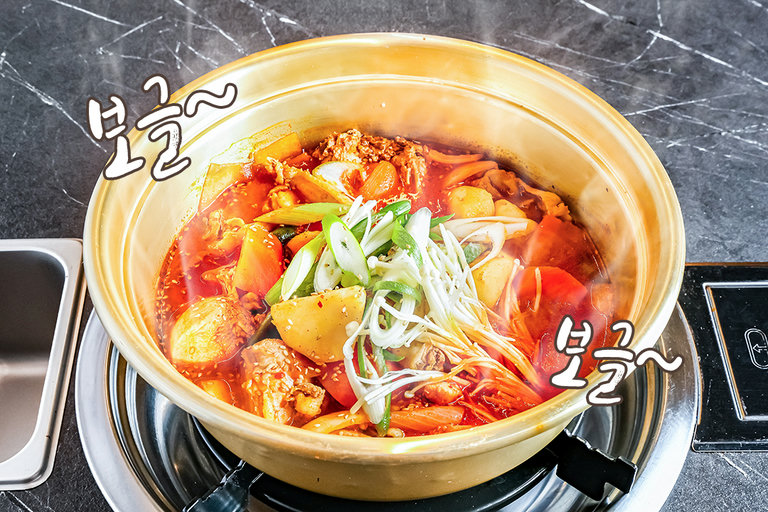 속이 확 풀리는 듯한 깊고 진한 국물✨