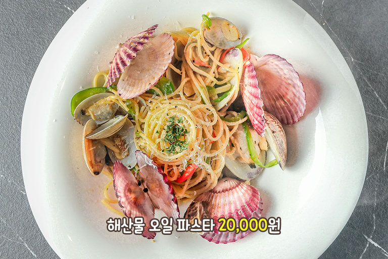 감칠맛이 깊은 해산물 오일 파스타