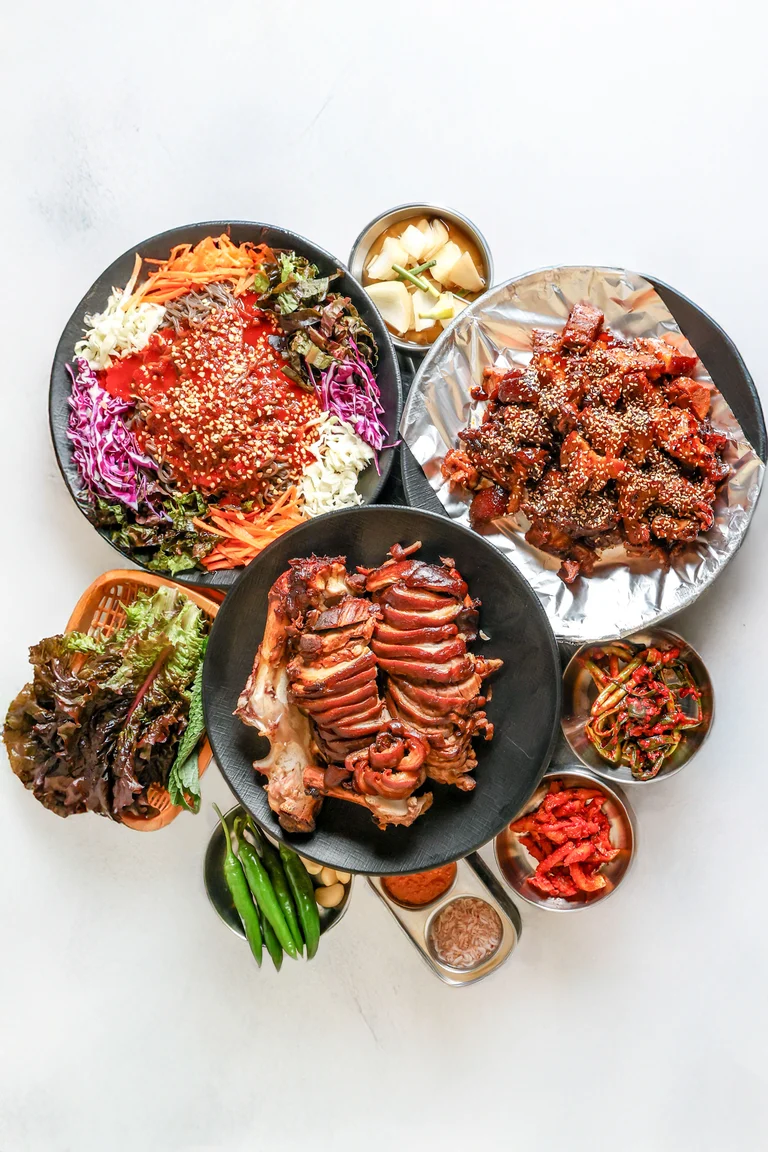 100% 국내산 생족 앞발만 사용하는 족발 전문점