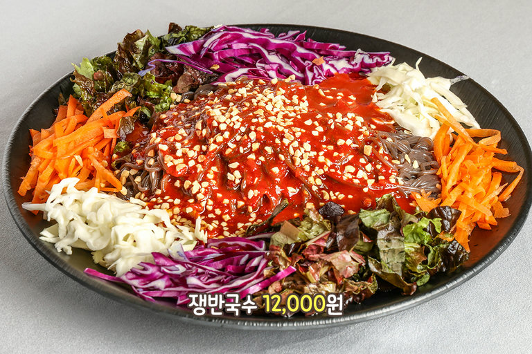 쫄깃한 면발이 살아 있는 쟁반국수