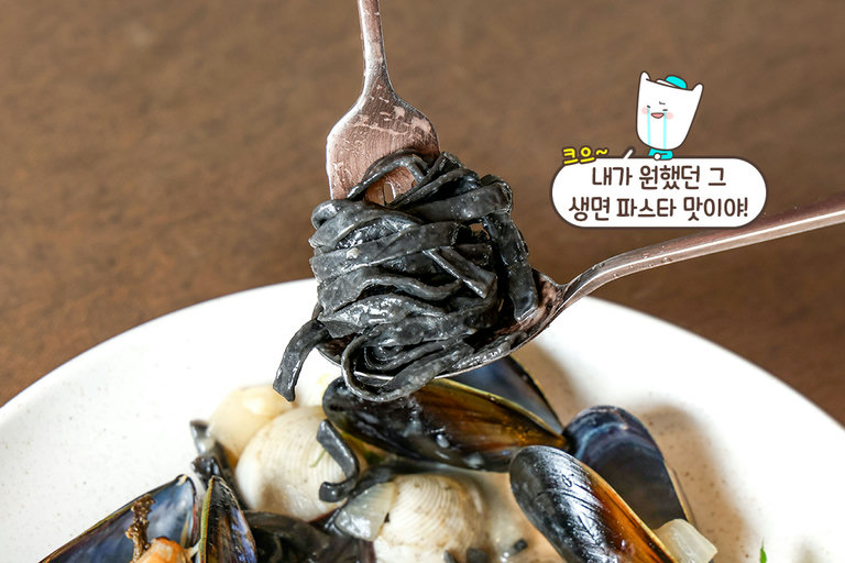 먹물 생면으로 즐기는 봉골레