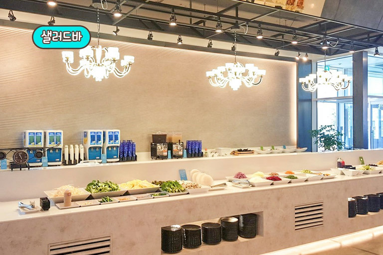 다채로운 메뉴가 구비된 샐러드바!