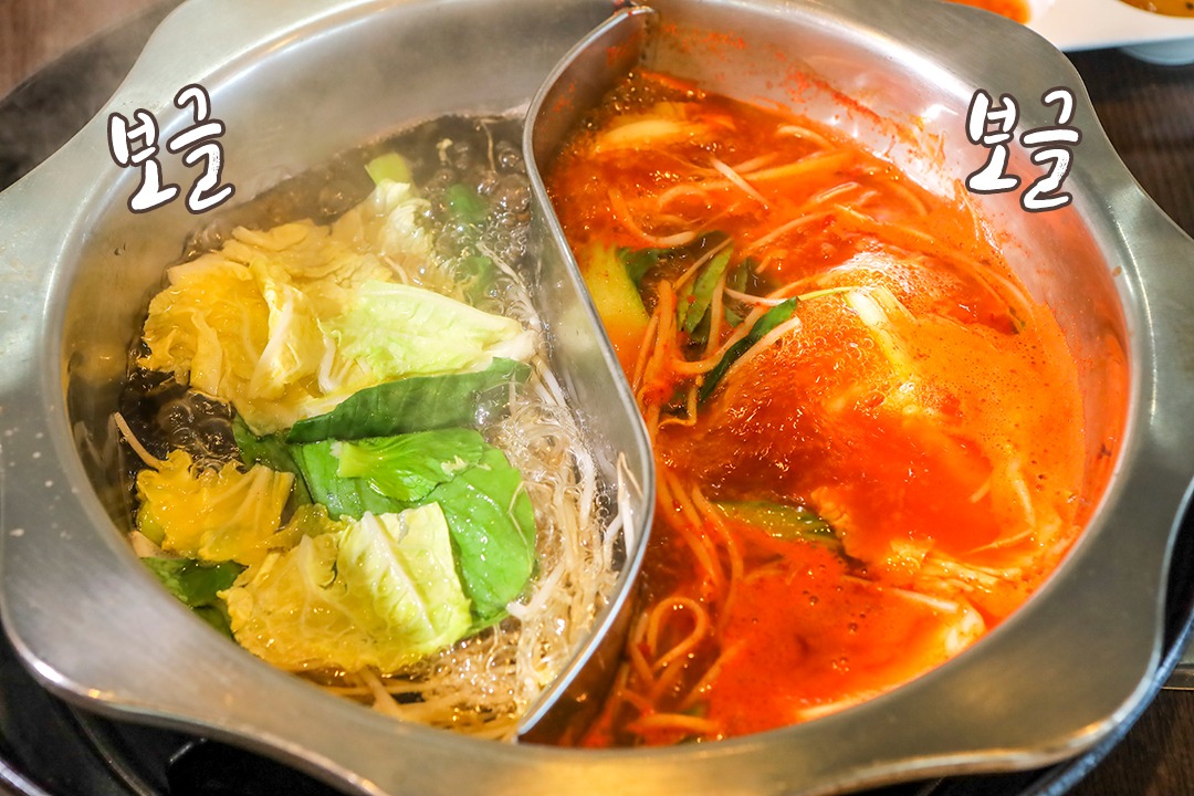 두 가지 육수를 동시에 즐길 수 있는 소고기 반반 샤브샤브!