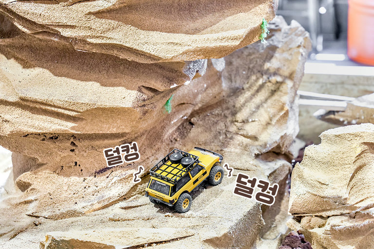 바위를 타고 오르는 락크롤러의 아찔한 짜릿함!