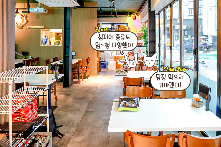 여유로운 테이블 간격과 감성적인 빔프로젝터까지!