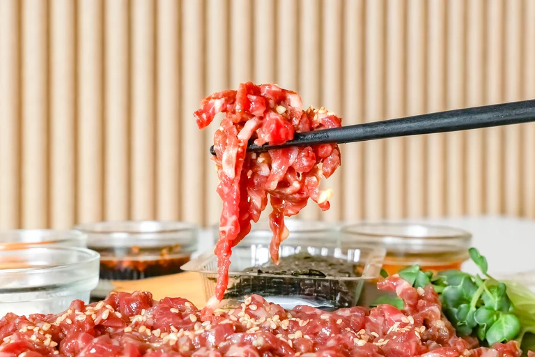 5가지 소스로 다채롭게 즐기는 육회🥩