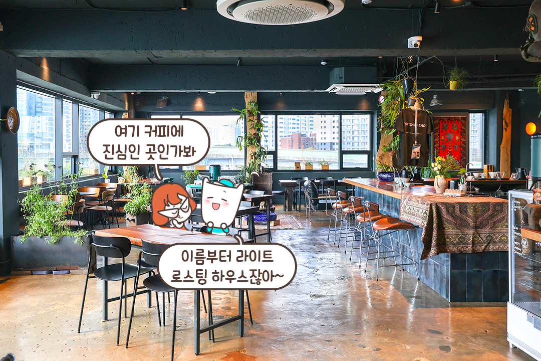 초록 식물과 우드톤이 어우러진 아늑한 공간🌿