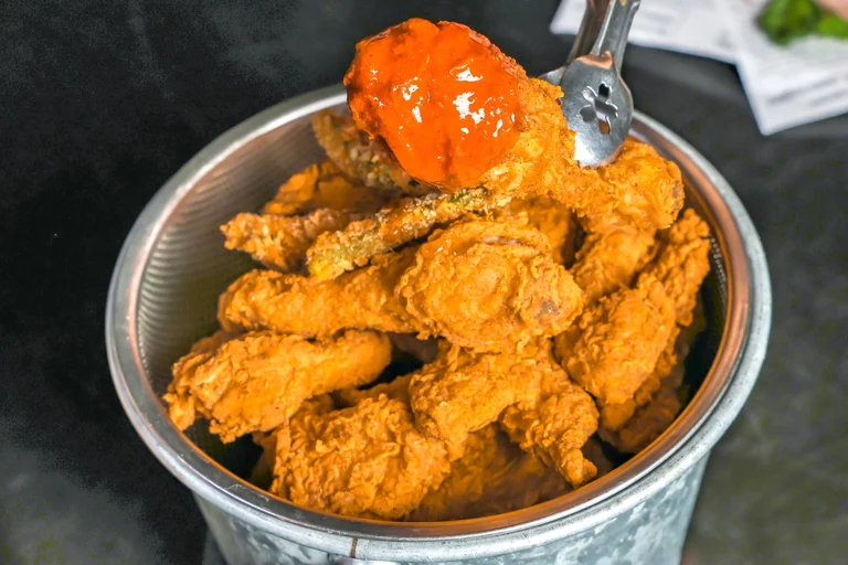 술과 함께하는 필수 메뉴! 바삭한 치킨🍗