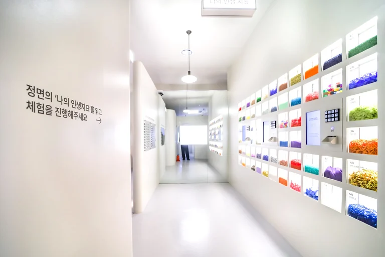 깔끔하고 새하얀 공간에서 길을 찾듯이