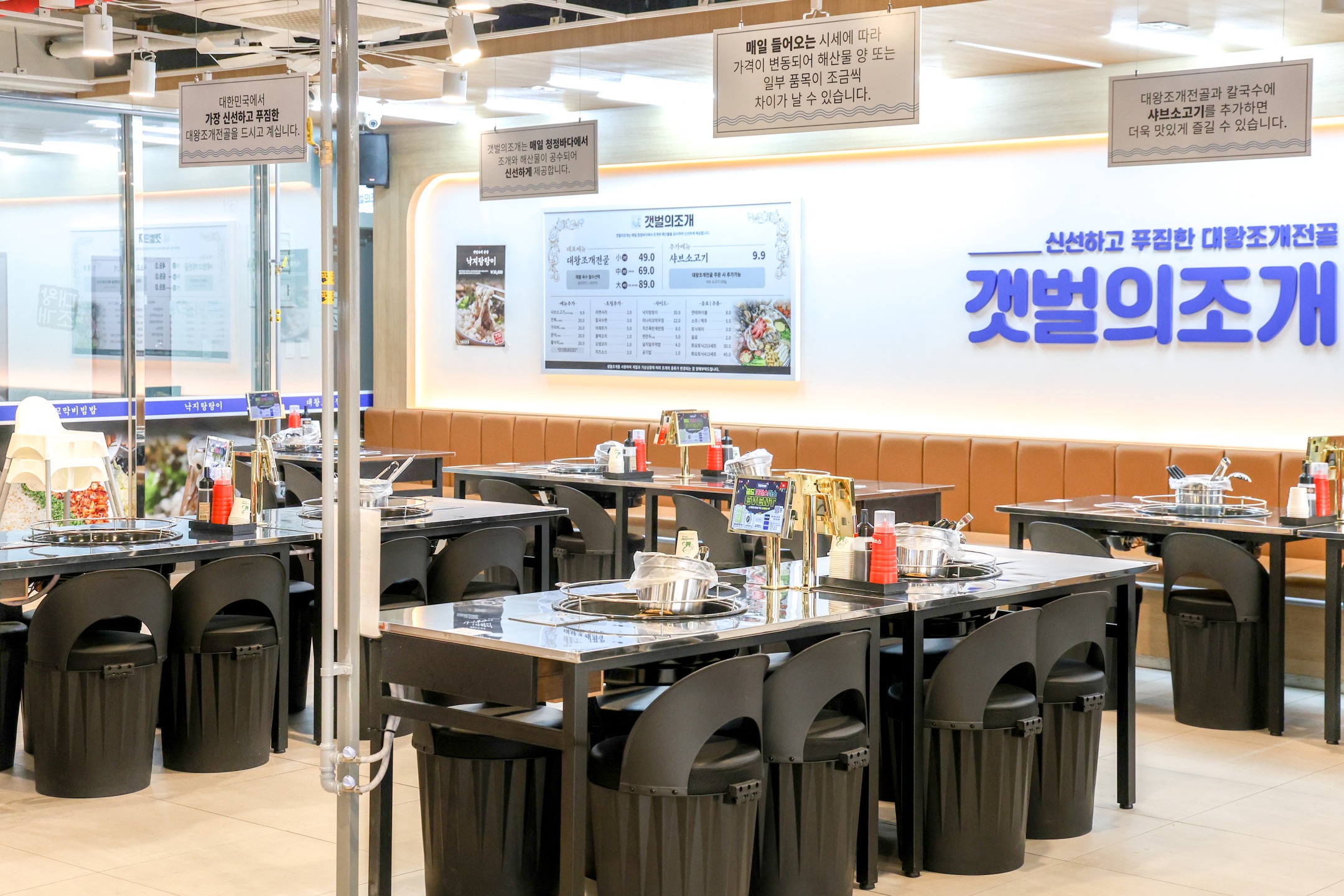 깔끔하고 넓은 인테리어, 바다를 품은 공간