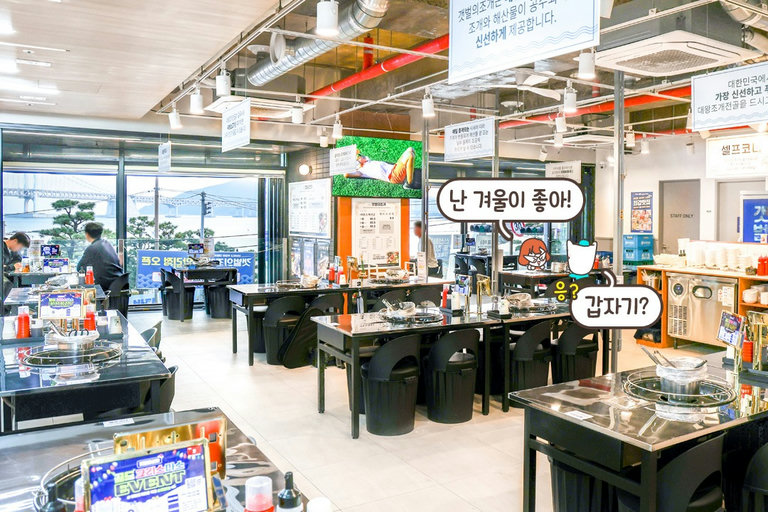 깔끔하고 넓은 인테리어, 바다를 품은 공간