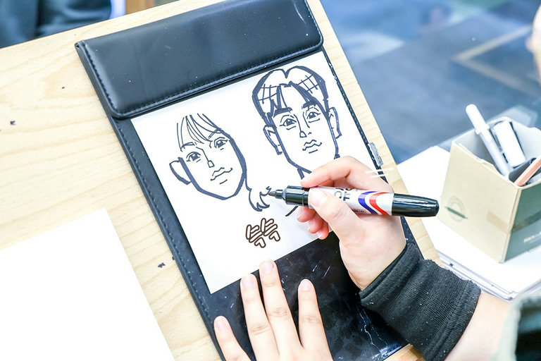 가만히 앉아서 선생님의 모자에 집중!