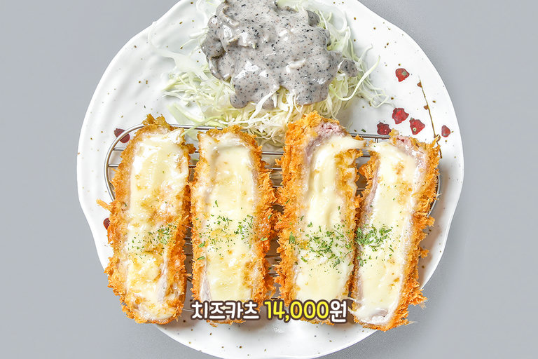진한 모짜렐라가 듬뿍 흘러내리는 치즈 폭포 비주얼🧀