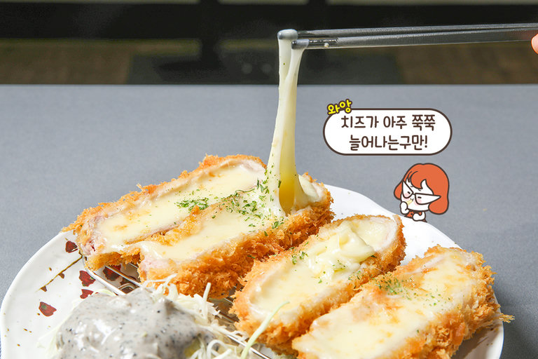 진한 모짜렐라가 듬뿍 흘러내리는 치즈 폭포 비주얼🧀