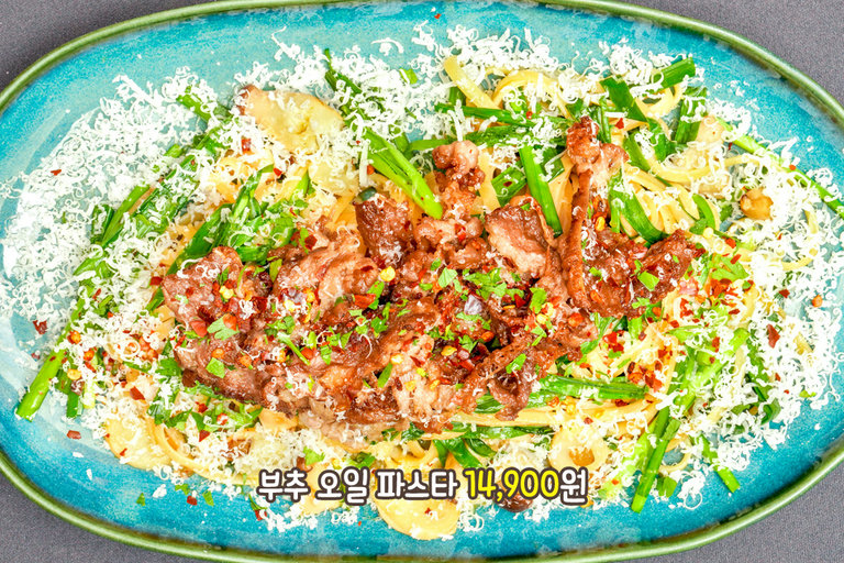 한국의 맛 듬뿍! 싱그러운 부추가 잔뜩 올라간 오일 파스타