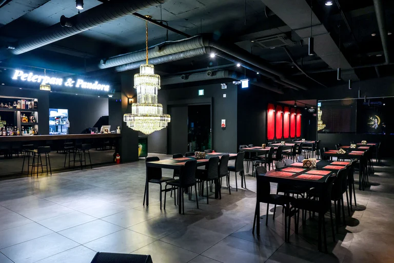넓고 로맨틱한 내부 공간 (with. 샹들리에) 