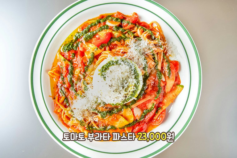 향긋한 바질 페스토와 담백한 부라타 치즈