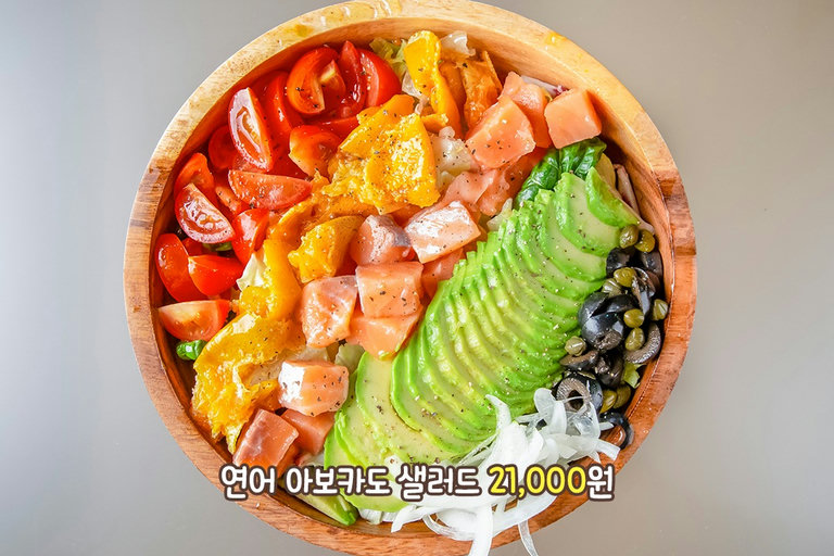 도톰한 연어 가득한 샐러드와 예쁜 음료까지