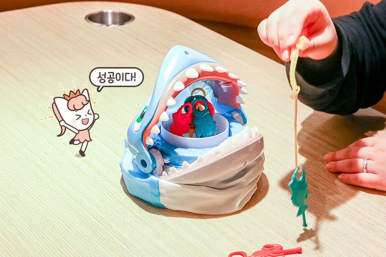 상어 입속에 있는 물고기를 낚아라🐟