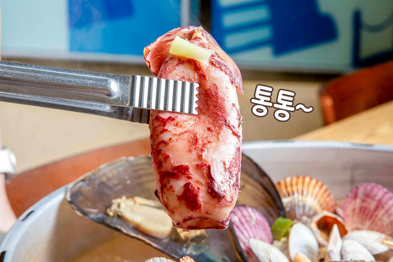 고소한 치즈와 쫄깃한 칼국수 사리는 필수!