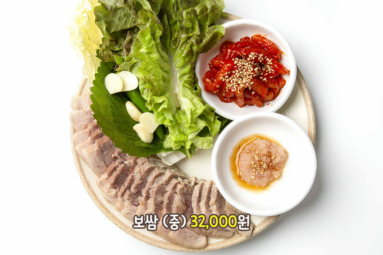 명란젓과 무김치를 곁들여 먹는 보쌈 한 점🐷