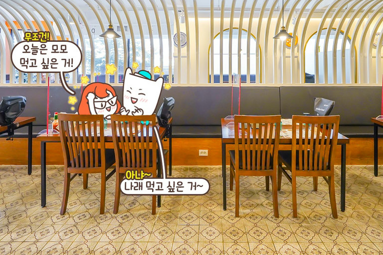 이국적인 느낌이 은은하게 공간에 촤르륵