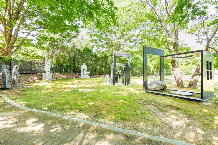자연과 어우러진 야외 전시장