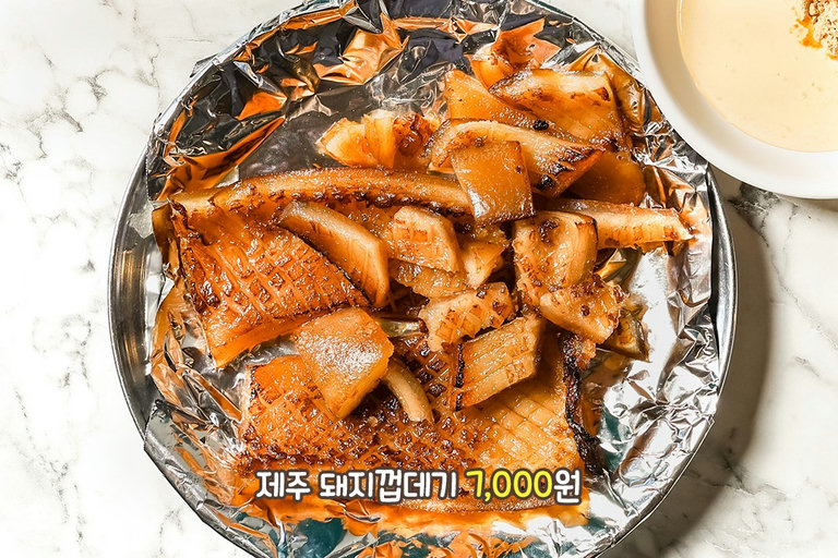 두툼한 껍데기를 콩가루와 꿀에 콕콕!
