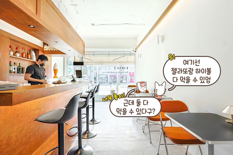 은은한 조명 아래서 즐기는 우드 바 테이블🪵