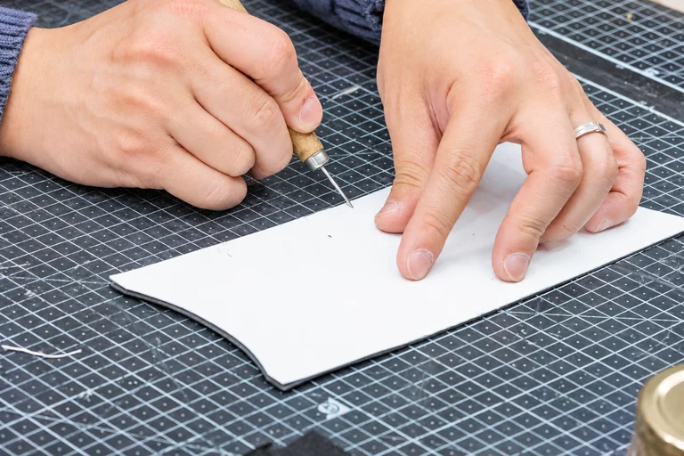 손끝에 집중! 가죽 재단하기✂️