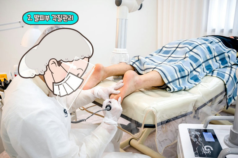 예쁜 발을 위해 간지럼 정도야!