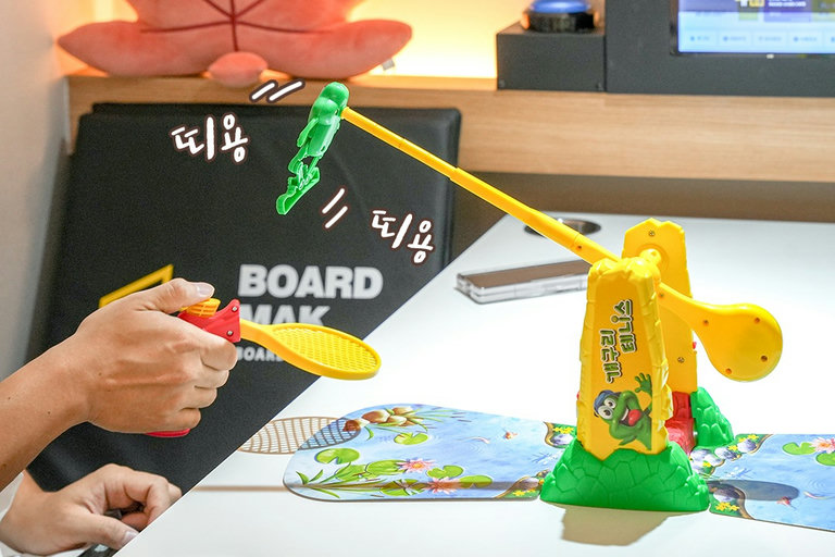 개구리를 반대편으로 옮겨랏!