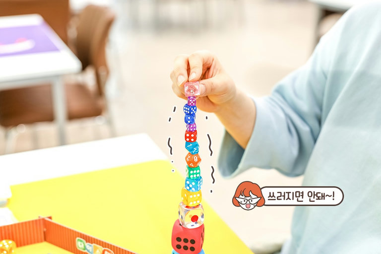 차근차근 주사위를 쌓아 올리는 아슬한 다이스택