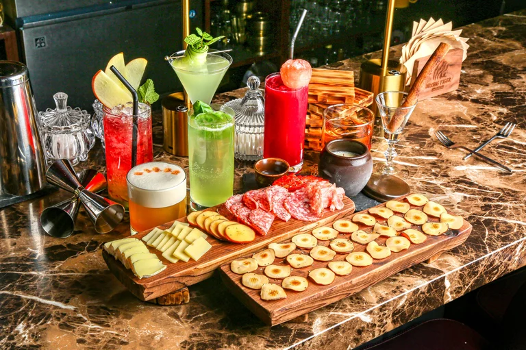 아는 사람만 아는 비밀의 공간, 간판 없는 아지트🍸️