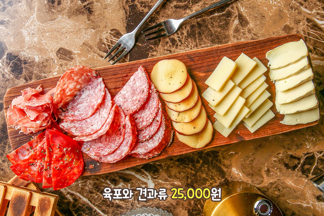 짭짤하고 고소하고 햄과 치즈가 가득 올라간 안주 ( ˃ᴗ˂ )