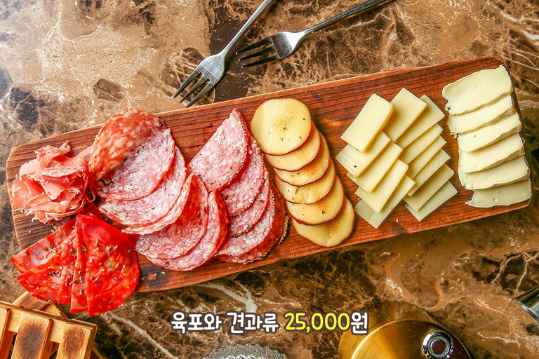 짭짤하고 고소하고 햄과 치즈가 가득 올라간 안주 ( ˃ᴗ˂ )