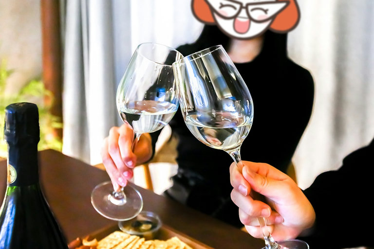 영화 + 치즈플레이팅 & 샴페인 = 💛