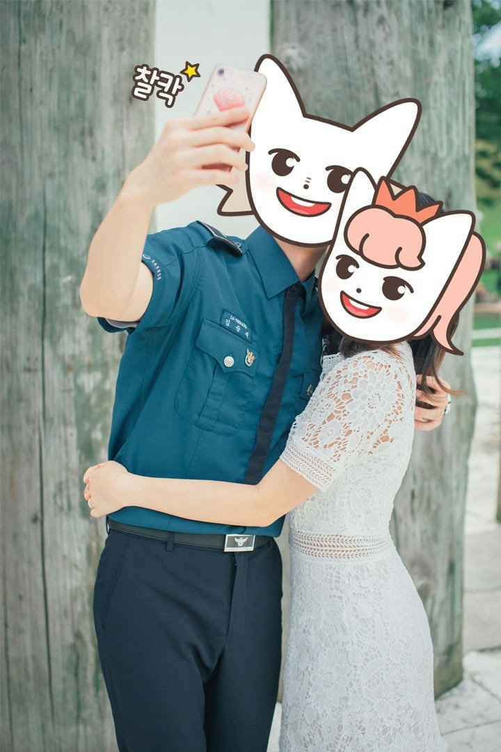 찰리와_셀카_찍는_척.jpg