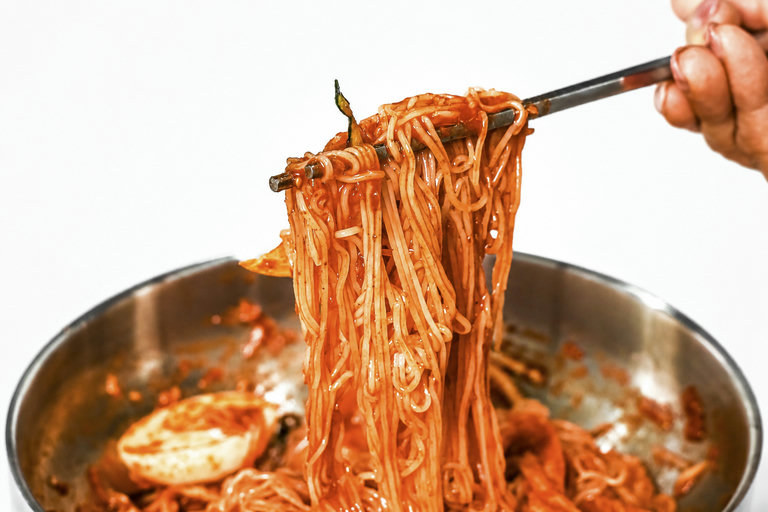 새콤달콤 고소한 비빔밀면