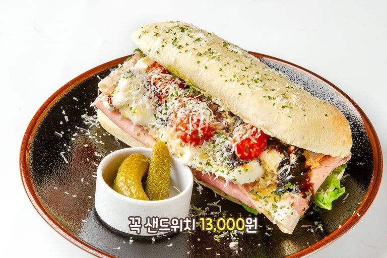 잠봉과 부라타가 듬뿍! 한 끼 든든한 샌드위치🥪