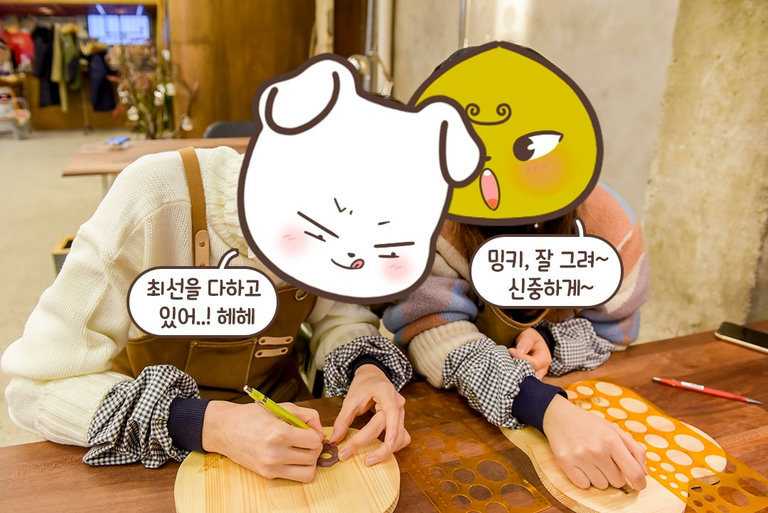디자인에 맞춰 나무에 그림을 그려줘요
