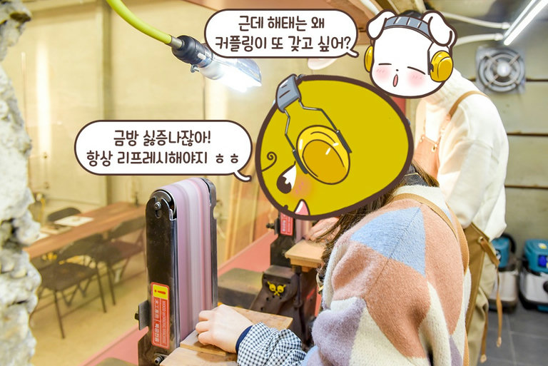 디자인에 맞춰 나무에 그림을 그려줘요
