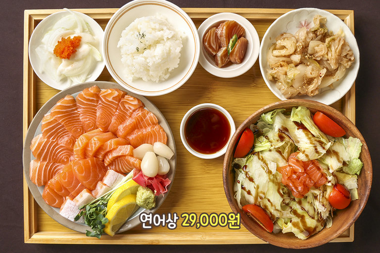 한 상에서 다양하게 즐기는 신선한 연어상🍣