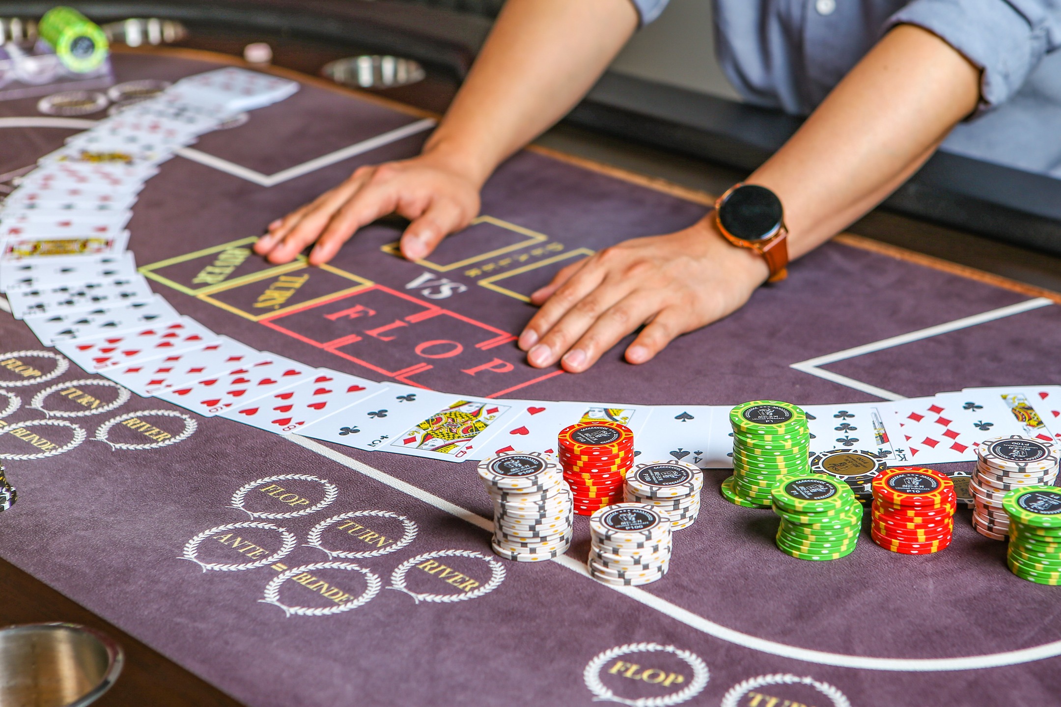 ALL IN! 라운지 펍에서 즐기는 포커 게임♠️