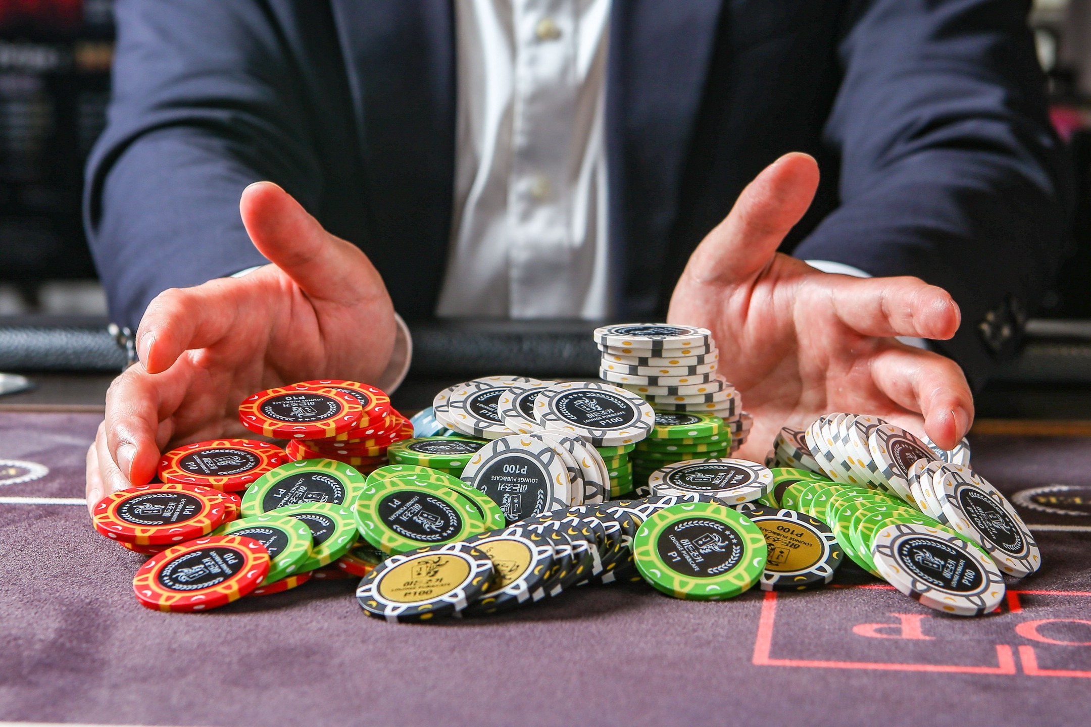 ALL IN! 라운지 펍에서 즐기는 포커 게임♠️