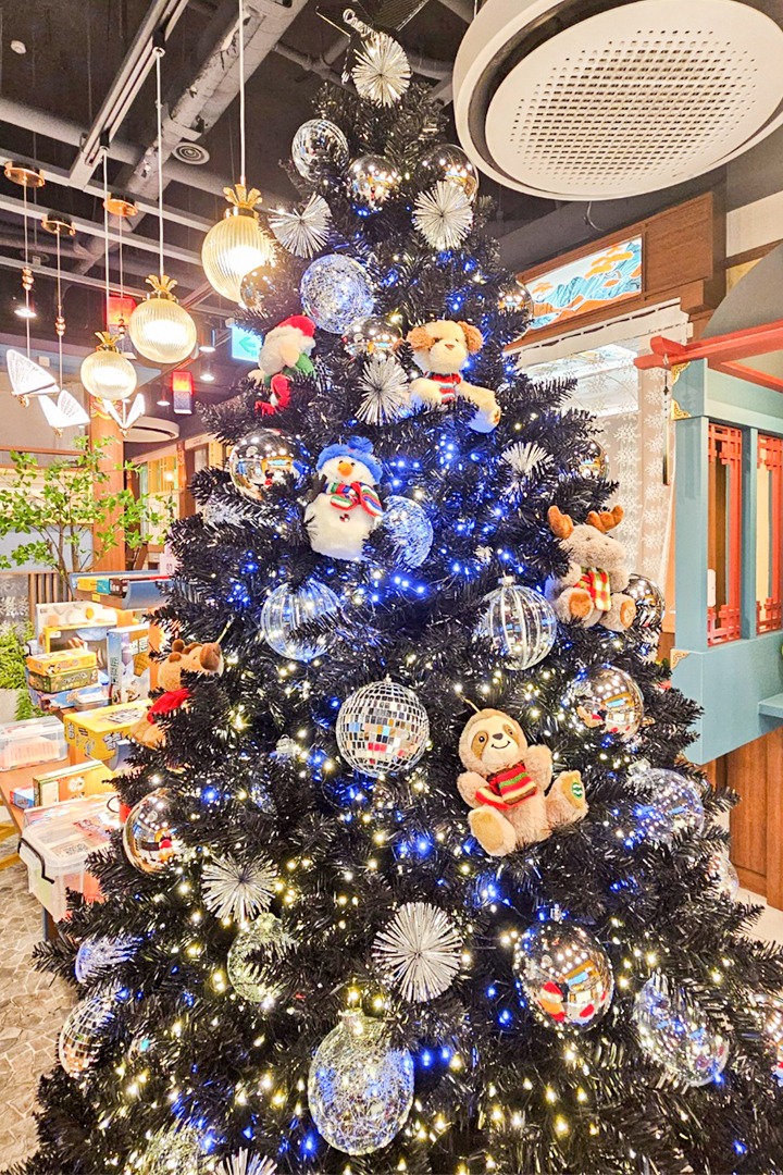 트리로 한층 더 풍성해진 크리스마스 분위기🎄